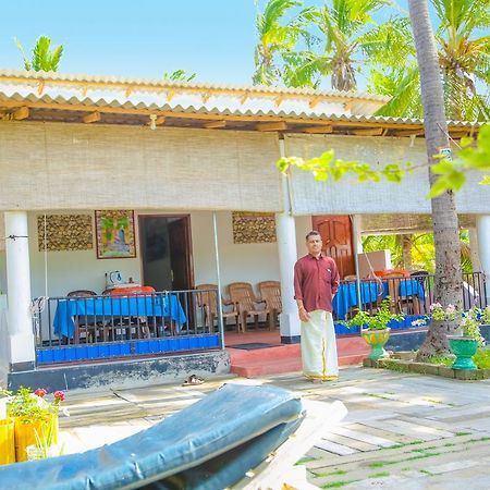 Hotel Oceanic White House à Nilaveli Extérieur photo