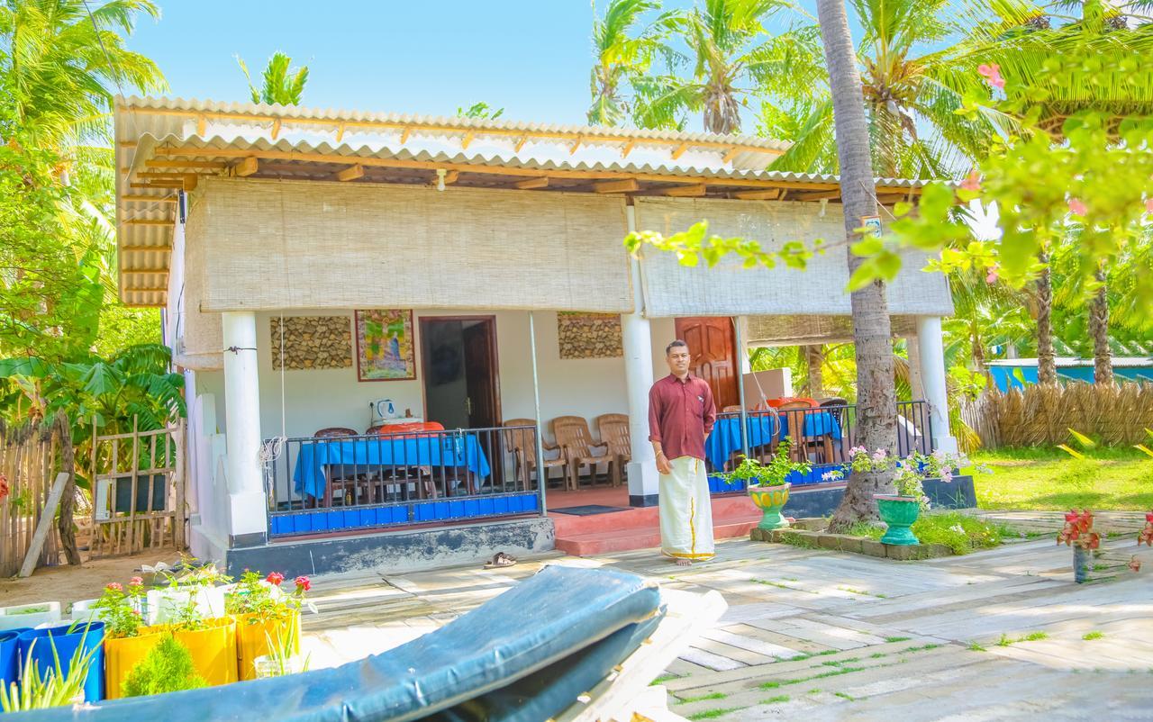 Hotel Oceanic White House à Nilaveli Extérieur photo