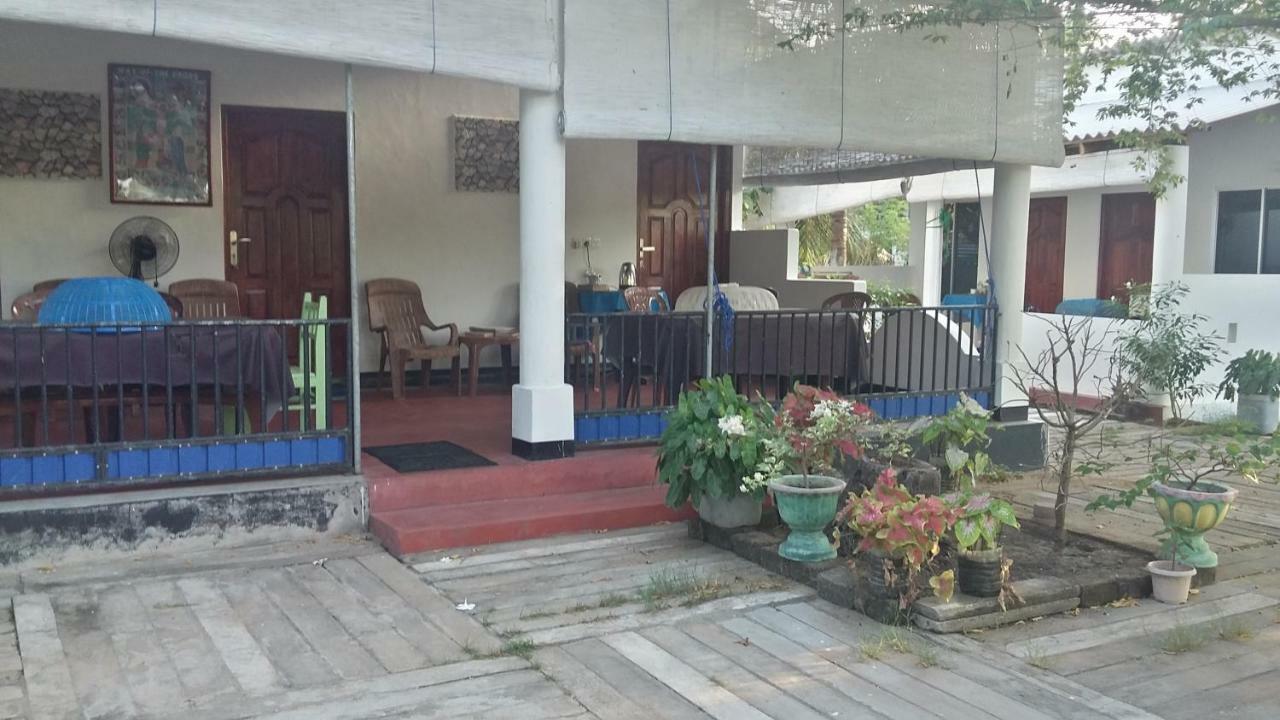 Hotel Oceanic White House à Nilaveli Extérieur photo